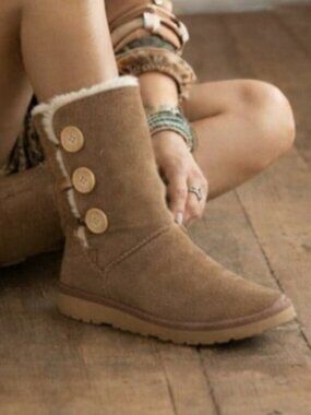 UGG Bailey Triple Button Chestnut Suede Sheepskin Lined Boot, Size 10